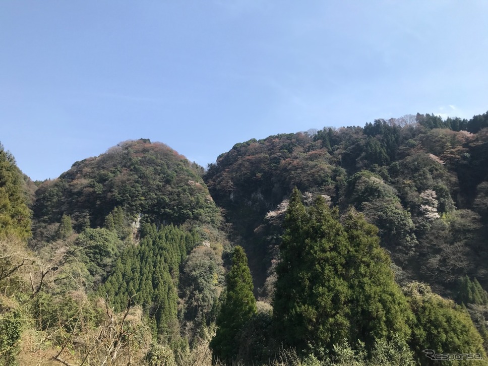 響渓谷の勇壮な景色を見ながらの入浴は良いリフレッシュになる。《撮影 中込健太郎》