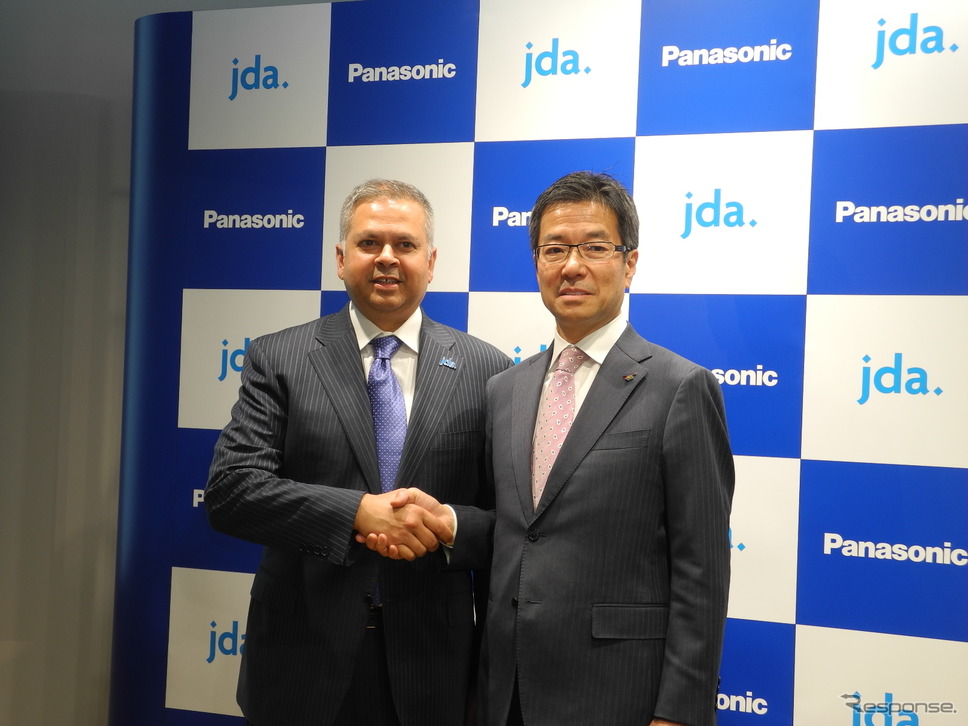 JDAソフトウェアのギリッシュ・リッシCEO(左)とパナソニック・コネクティッドソリューションズ社の樋口泰行社長《撮影 山田清志》