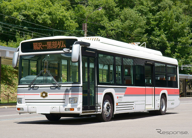 トロリーバスの車体デザインを踏襲したという電気バス。ステップの高さはトロリーバス時代より14cm低い27cmとなり、乗降しやすくなる。《出典 関西電力》
