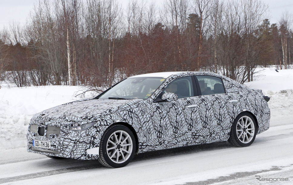 メルセデスベンツ Cクラス 次期型、PHEV 開発車両(スクープ写真)《APOLLO NEWS SERVICE》
