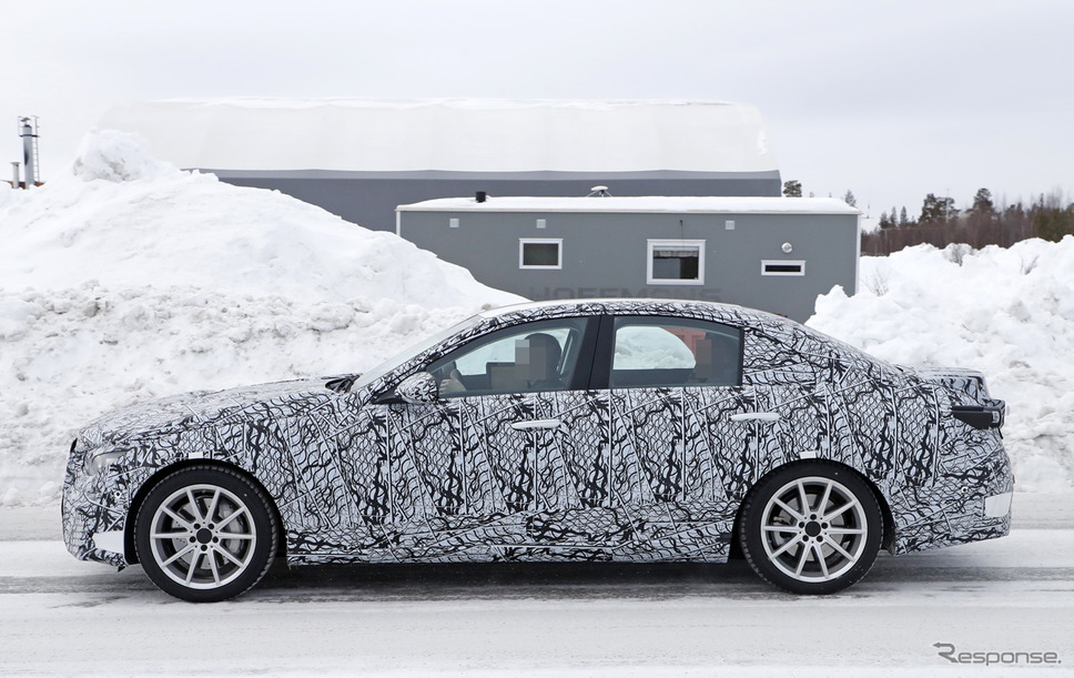 メルセデスベンツ Cクラス 次期型、PHEV 開発車両(スクープ写真)《APOLLO NEWS SERVICE》