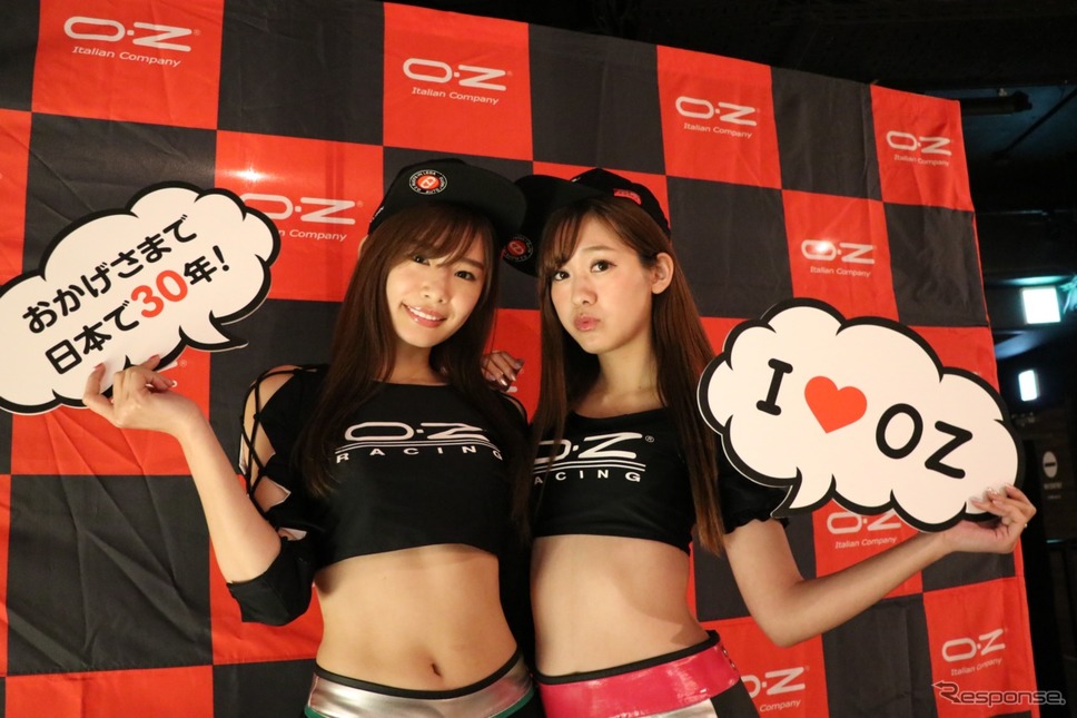 会場で華を添えるのは現役のレースクイーン。左は小山桃さん。右は中村比菜さん。【撮影:中込健太郎】