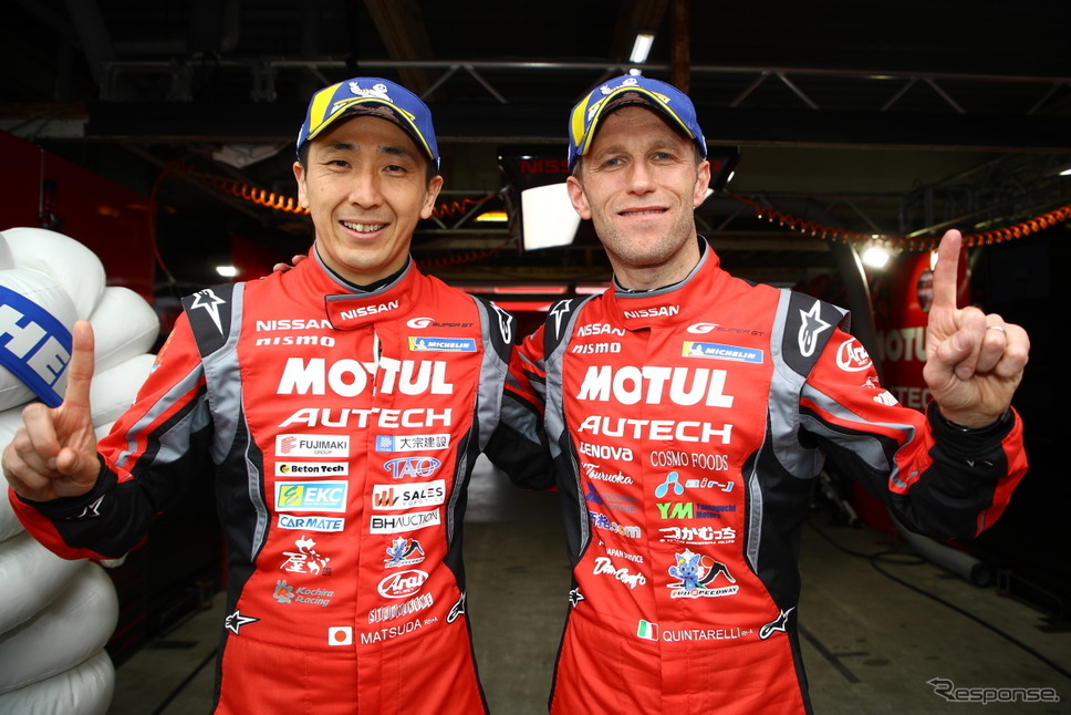GT500クラスのポールを獲得した松田（左）とクインタレッリ。《撮影 益田和久》
