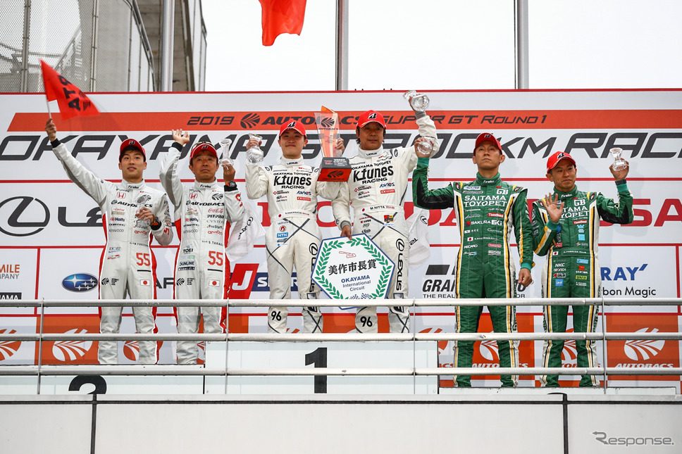 GT300クラスの表彰式。中央左が阪口、右が新田。《撮影 益田和久》