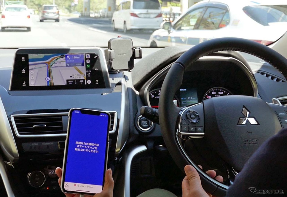 CarPlayに対応した「Yahoo!カーナビ」のデモ走行。走行中は安全上、スマホ画面はブルーになる