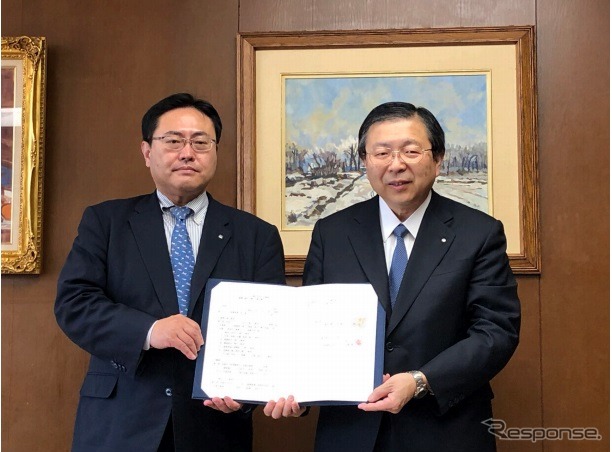 セイノーHDの丸田秀実取締役(右)と平野正明北海道知事室長