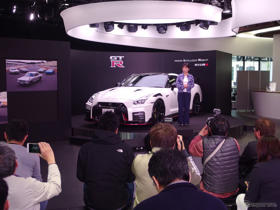 4月17日、東京で発表された日産 GT-R NISMO の2020年モデル。人物は星野朝子専務執行役員。《撮影 高木啓》