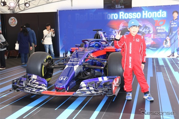 Red Bull Toro Rosso Honda STR13 2019年カラー 展示&記念撮影