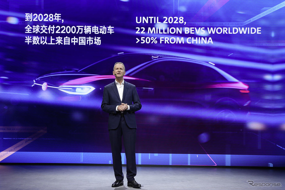 フォルクスワーゲングループの電動化に向けた新戦略を発表するヘルベルト・ディースCEO(上海モーターショー2019)