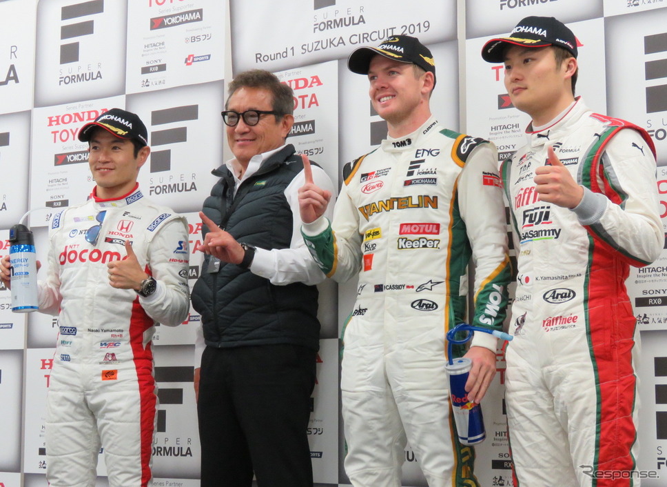 左から2位の山本尚貴、優勝の舘信秀TOM'S監督とキャシディ、3位の山下健太。《撮影 遠藤俊幸》