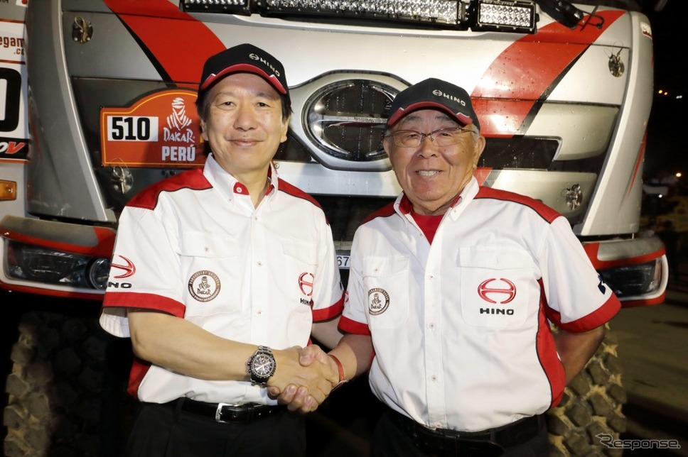 ダカール・ラリー2019、ゴールセレモニー会場にて(写真右:菅原義正、左:日野自動車・下義生)