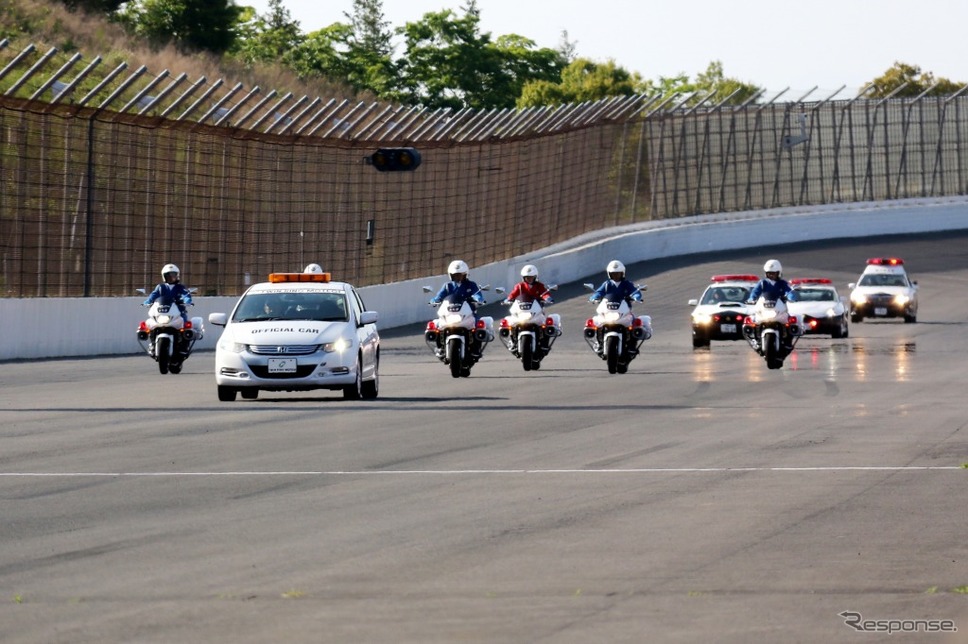 栃木県警察車両のパレード