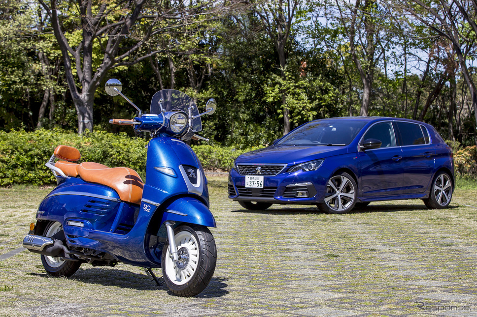 プジョーのモーターサイクル120周年記念モデルの「青い」ジャンゴ(左)《撮影 山内潤也》