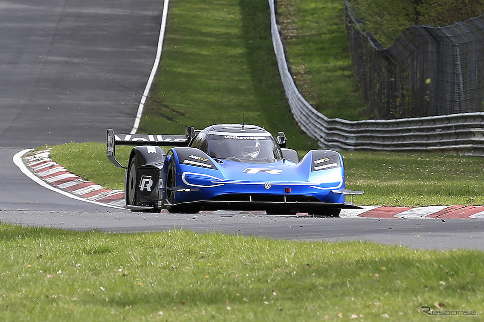 ニュルを走る VW ID.R(スクープ写真)《APOLLO NEWS SERVICE》