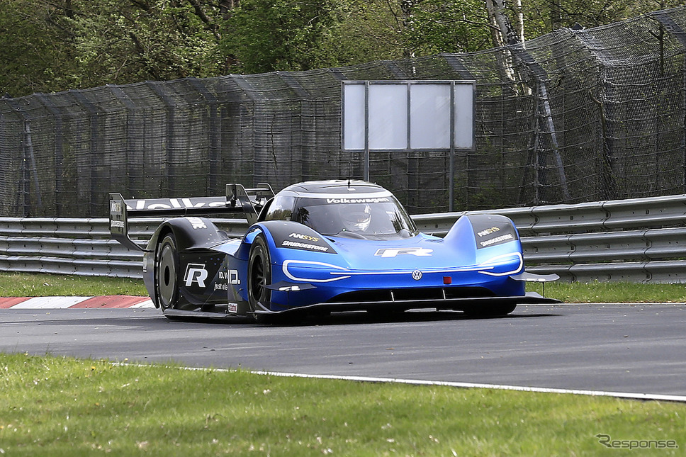 ニュルを走る VW ID.R(スクープ写真)《APOLLO NEWS SERVICE》