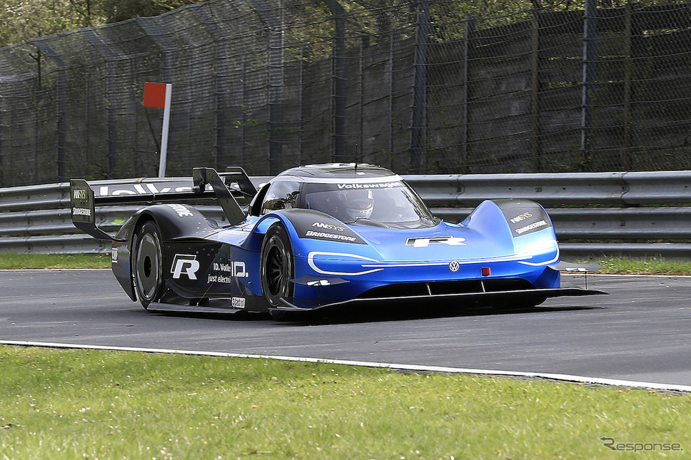 ニュルを走る VW ID.R(スクープ写真)《APOLLO NEWS SERVICE》