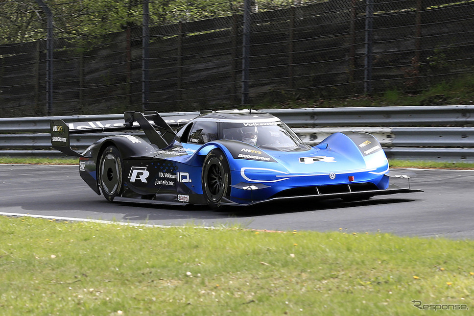 ニュルを走る VW ID.R(スクープ写真)《APOLLO NEWS SERVICE》