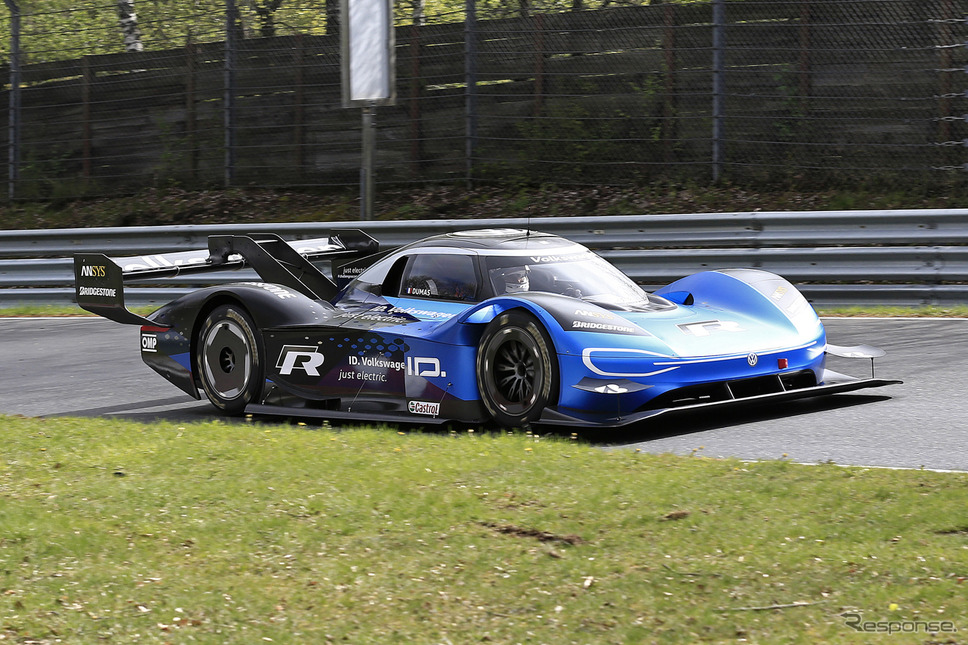 ニュルを走る VW ID.R(スクープ写真)《APOLLO NEWS SERVICE》
