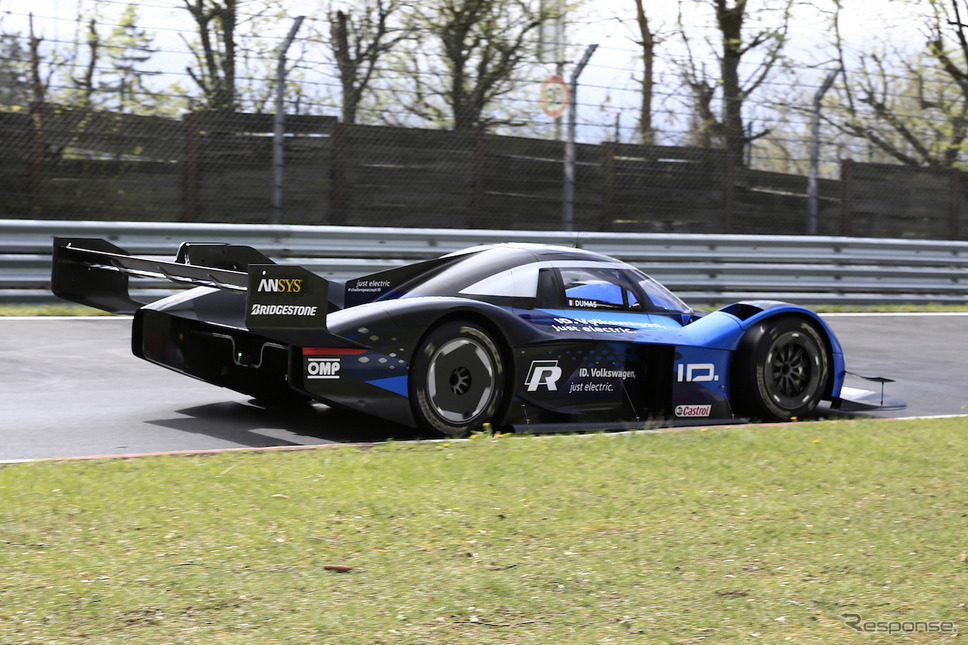 ニュルを走る VW ID.R(スクープ写真)《APOLLO NEWS SERVICE》