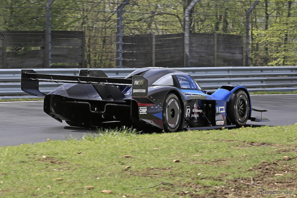 ニュルを走る VW ID.R(スクープ写真)《APOLLO NEWS SERVICE》