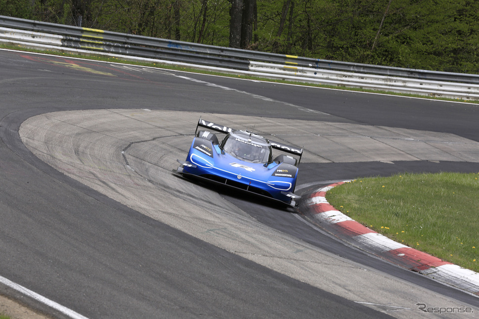 ニュルを走る VW ID.R(スクープ写真)《APOLLO NEWS SERVICE》