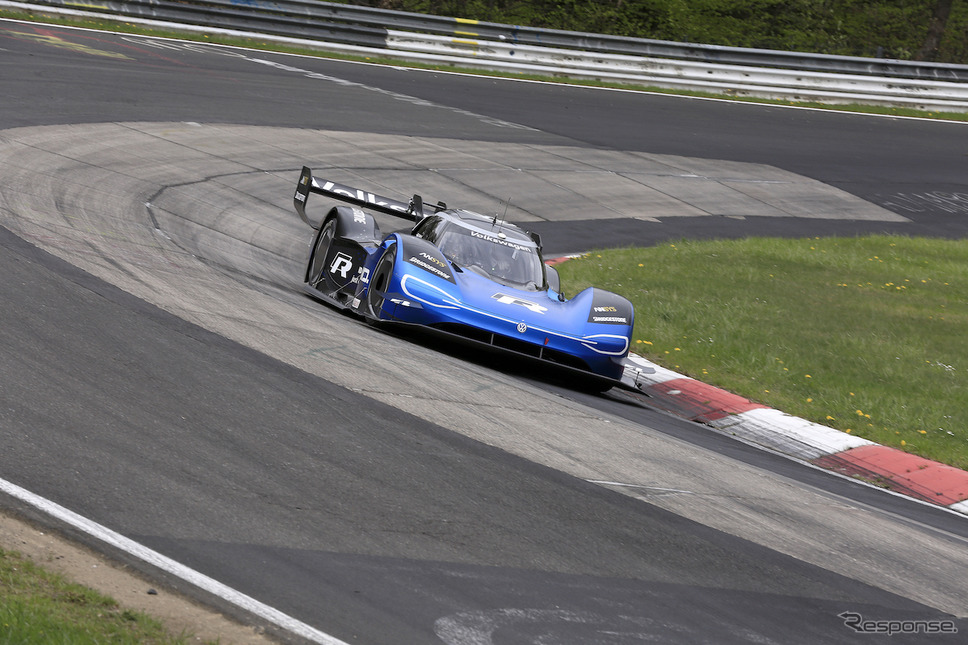 ニュルを走る VW ID.R(スクープ写真)《APOLLO NEWS SERVICE》