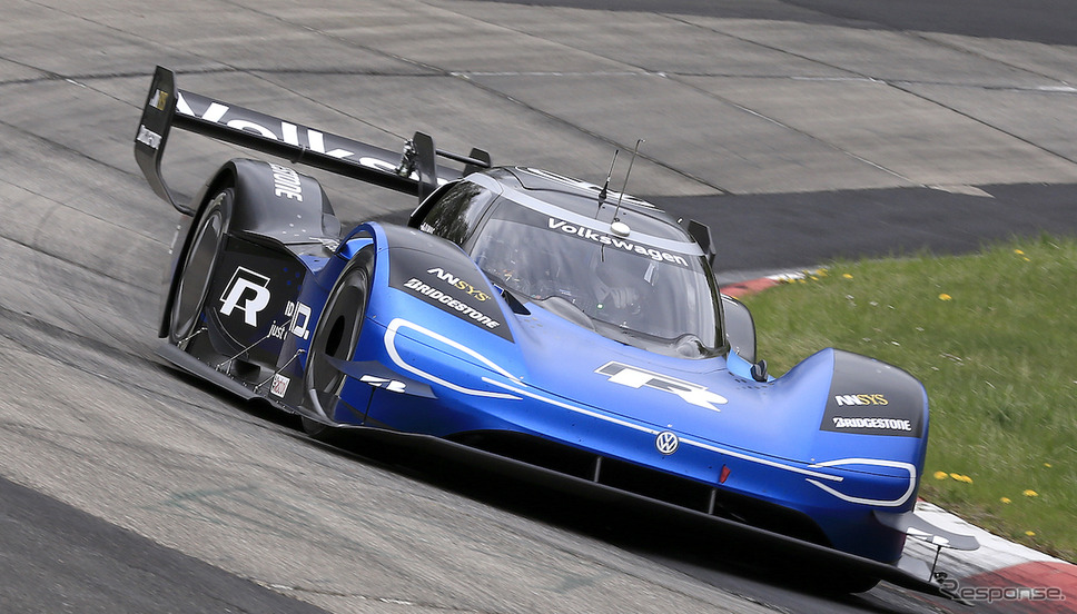ニュルを走る VW ID.R(スクープ写真)《APOLLO NEWS SERVICE》