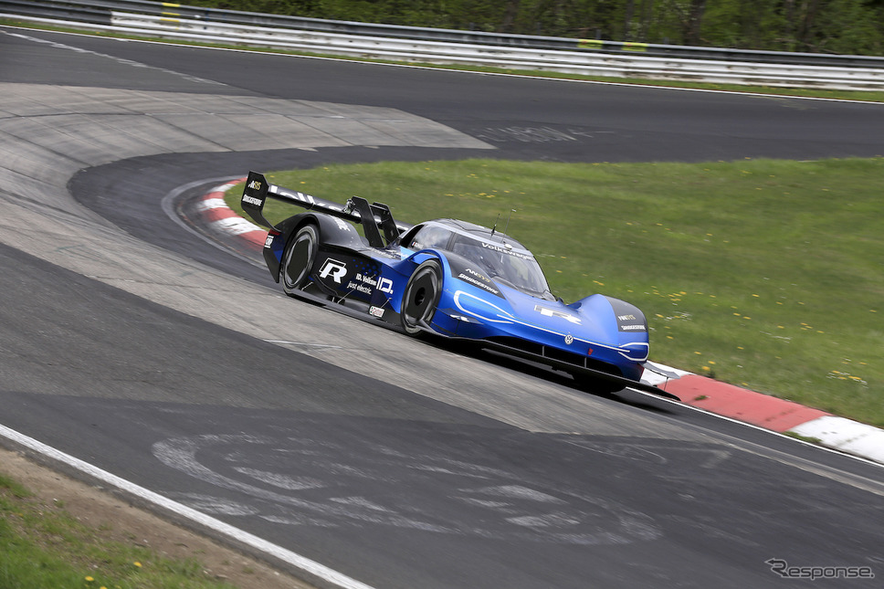 ニュルを走る VW ID.R(スクープ写真)《APOLLO NEWS SERVICE》