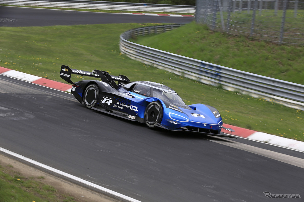 ニュルを走る VW ID.R(スクープ写真)《APOLLO NEWS SERVICE》