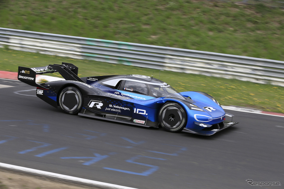 ニュルを走る VW ID.R(スクープ写真)《APOLLO NEWS SERVICE》