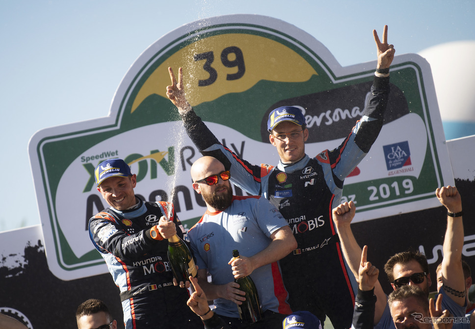 勝利を喜ぶぬヌービル（右）と、彼のコ・ドライバーであるN.ジルソー（ひとり挟んで左）。《写真提供 Red Bull》