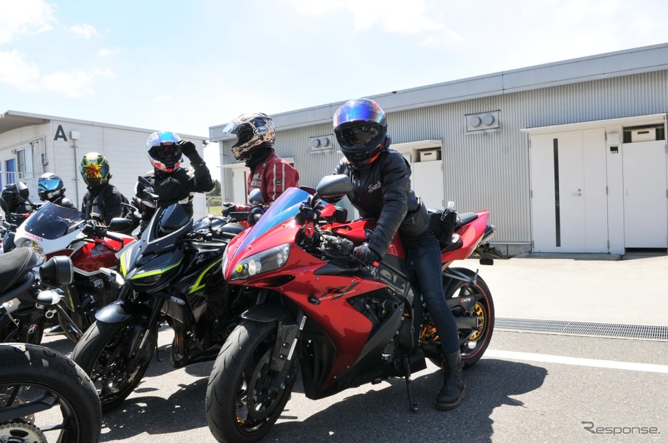 ヤマハ『YZF-R1』で参加した鈴木さん《撮影 丹羽圭》