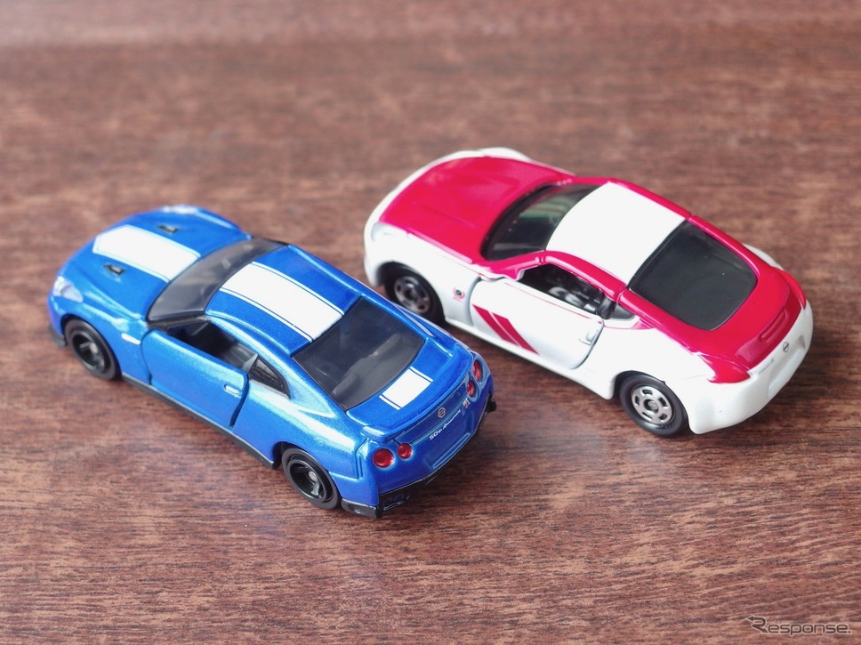 トミカ日産 GT-R 50thアニバーサリー（青）＆フェアレディZ 50thアニバーサリー（赤×白）《撮影 高木啓》