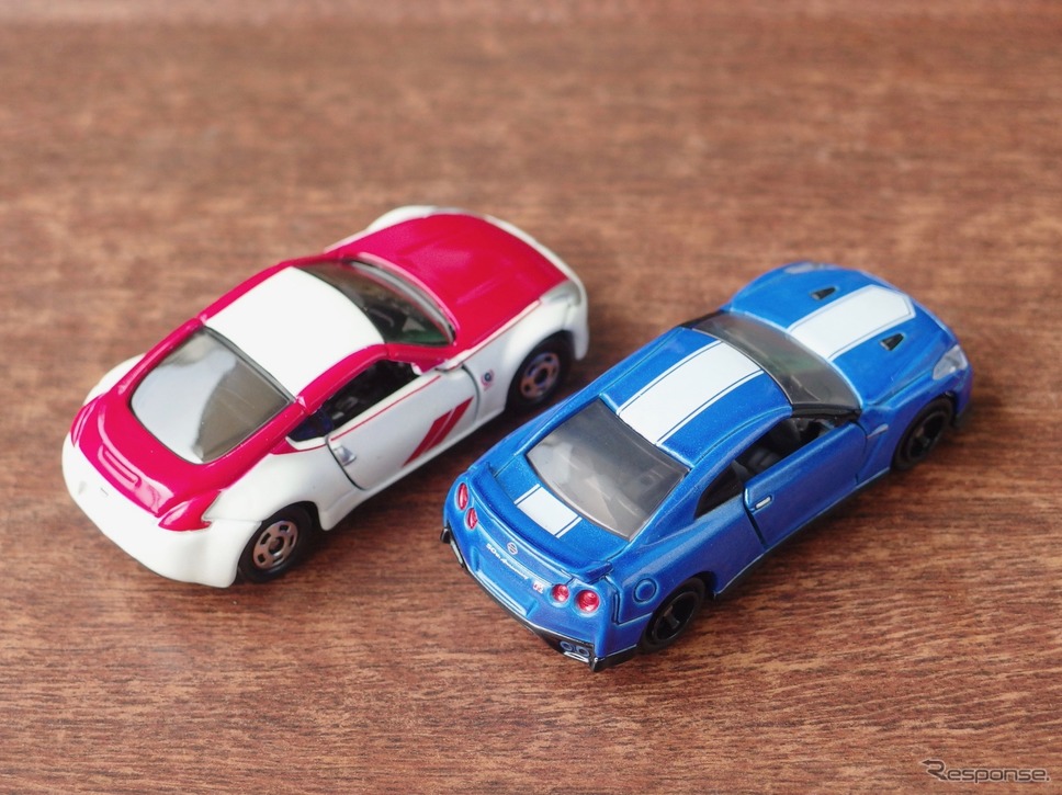 トミカ日産 GT-R 50thアニバーサリー（青）＆フェアレディZ 50thアニバーサリー（赤×白）《撮影 高木啓》
