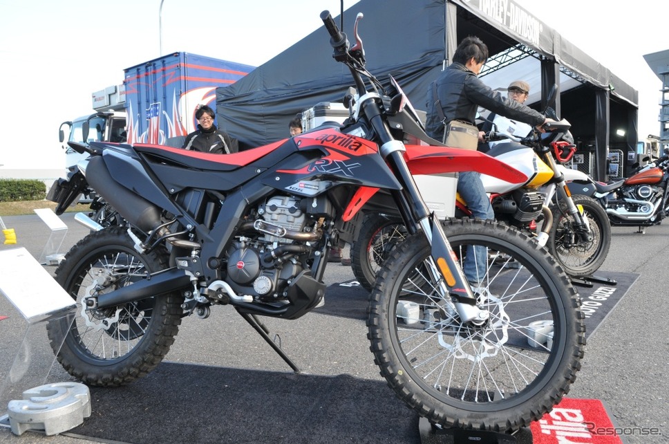 モトグッツィやアプリリアのモデルを展示したピアッジオ(BIKE! BIKE! BIKE! 2019)《撮影 丹羽圭》《撮影 丹羽圭》