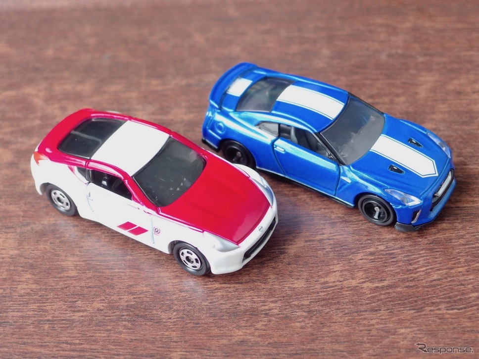 トミカ日産 フェアレディZ 50thアニバーサリー（赤×白）＆GT-R 50thアニバーサリー（青）《撮影 高木啓》