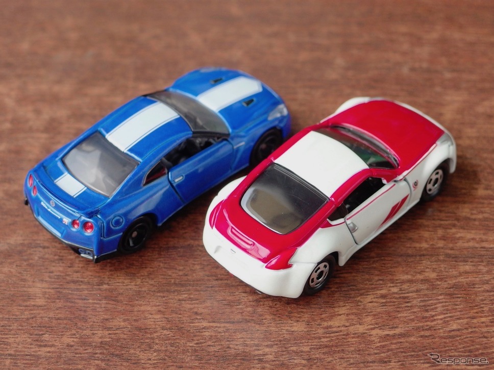 トミカ日産 フェアレディZ 50thアニバーサリー（赤×白）＆GT-R 50thアニバーサリー（青）《撮影 高木啓》