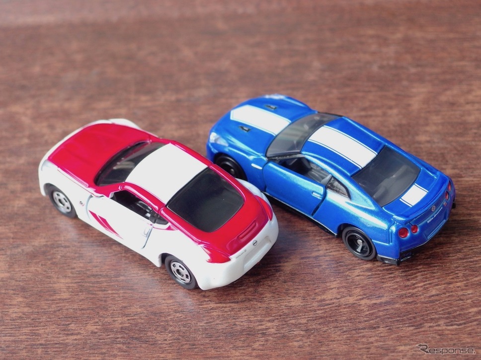 トミカ日産 フェアレディZ 50thアニバーサリー（赤×白）＆GT-R 50thアニバーサリー（青）《撮影 高木啓》