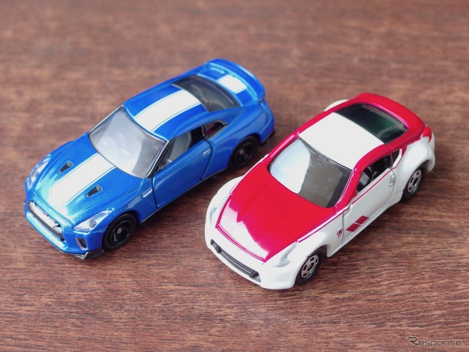 トミカ日産 フェアレディZ 50thアニバーサリー（赤×白）＆GT-R 50thアニバーサリー（青）《撮影 高木啓》