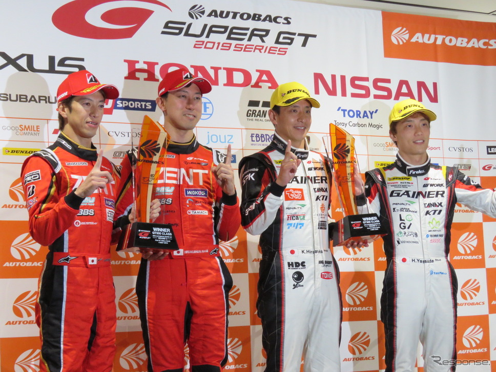 左からGT500優勝の立川、石浦、GT300優勝の平中、安田。《撮影 遠藤俊幸》