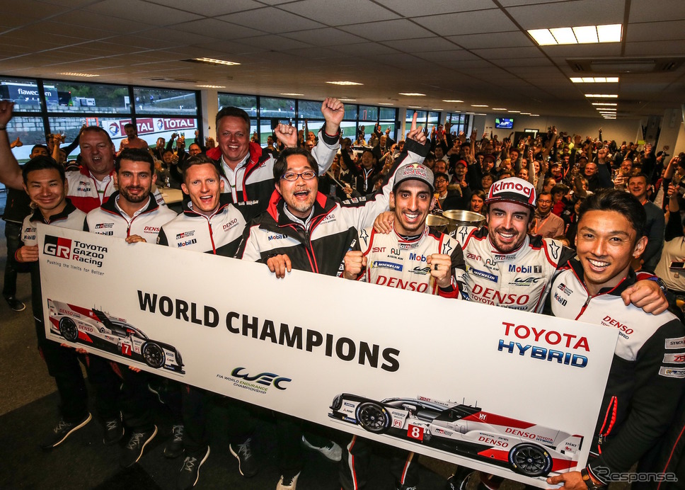 チャンピオン獲得決定を喜ぶTOYOTA GAZOO Racingの面々。《写真提供 TOYOTA》