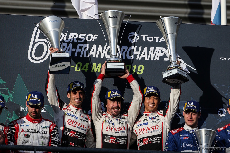 優勝した（中央左から）ブエミ、アロンソ、中嶋一貴。《写真提供 TOYOTA》