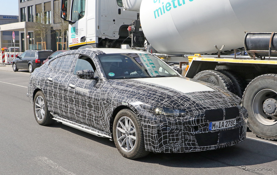 BMW i4 プロトタイプ（スクープ写真）《APOLLO NEWS SERVICE》