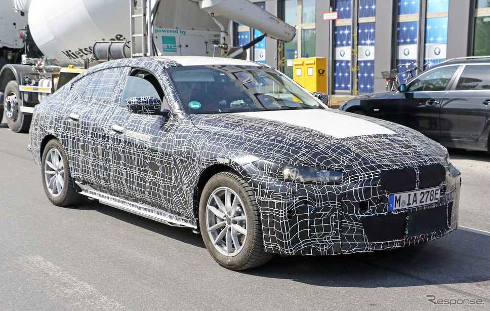 BMW i4 プロトタイプ（スクープ写真）《APOLLO NEWS SERVICE》
