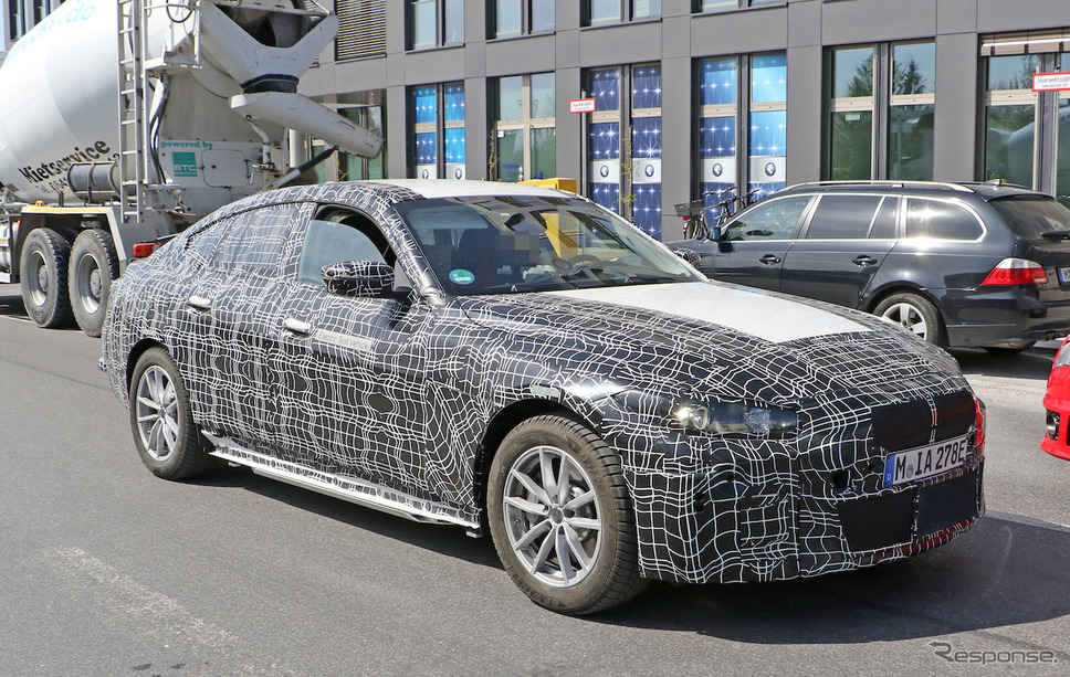 BMW i4 プロトタイプ（スクープ写真）《APOLLO NEWS SERVICE》