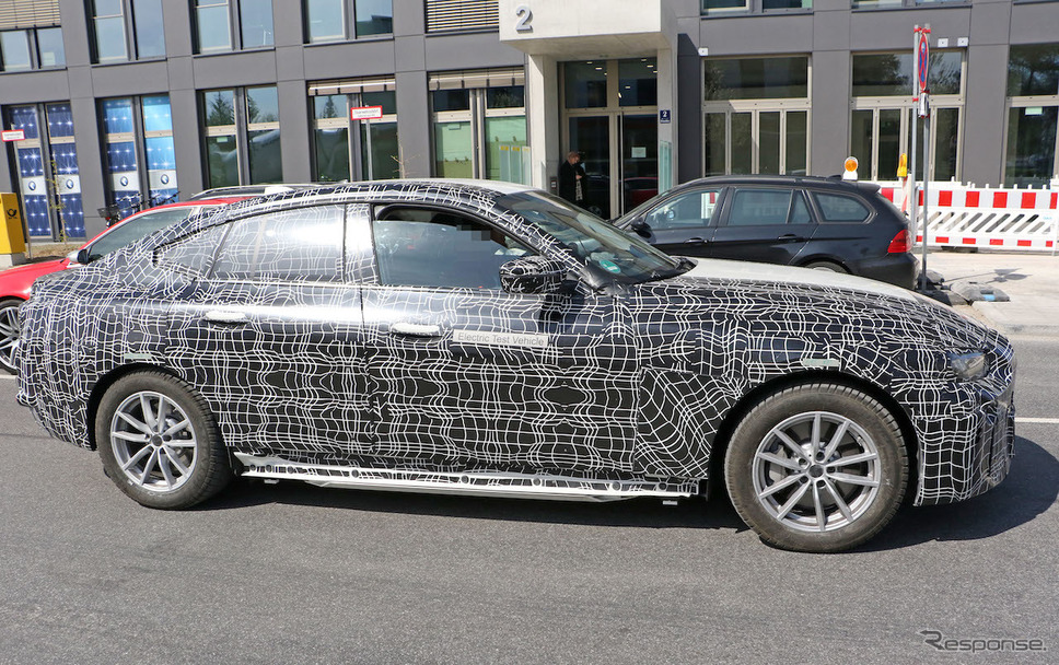 BMW i4 プロトタイプ（スクープ写真）《APOLLO NEWS SERVICE》