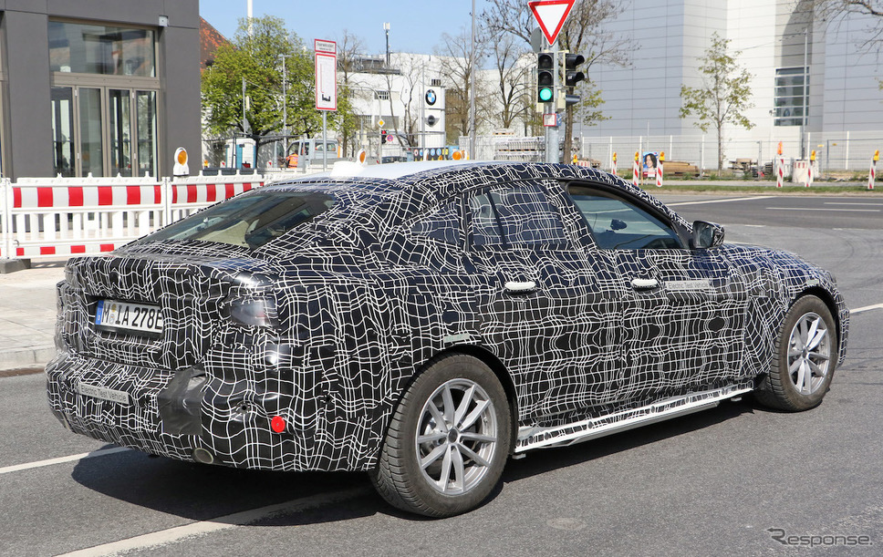 BMW i4 プロトタイプ（スクープ写真）《APOLLO NEWS SERVICE》