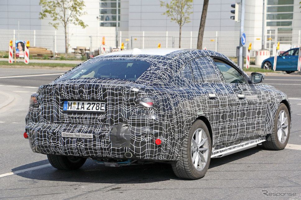 BMW i4 プロトタイプ（スクープ写真）《APOLLO NEWS SERVICE》