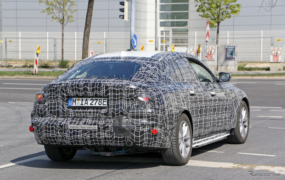 BMW i4 プロトタイプ（スクープ写真）《APOLLO NEWS SERVICE》