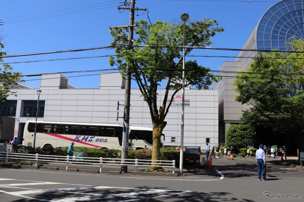 小中学生招待日は早朝から子供たちを乗せたバスが続々とホビーショーの会場に到着。大勢の子供たちでにぎわっていた。《撮影 中込健太郎》